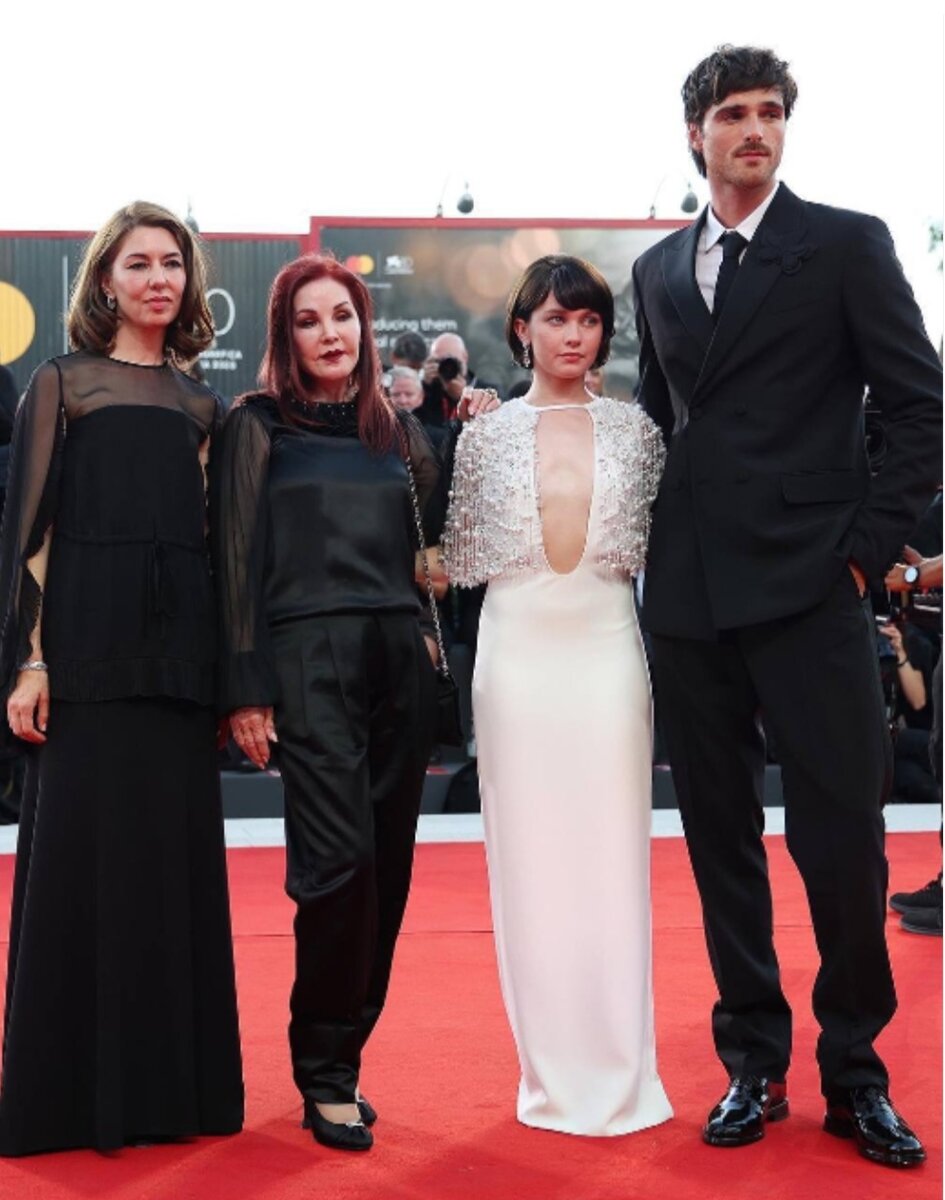 Режиссер и автор сценария София Коппола, Присцилла Пресли, также выступившая в роли сценариста, и исполнители главных ролей Кейли Спейси и Джейкоб Элорди на премьере фильма "Присцилла"  в рамках 80 Венецианского кинофестиваля. Материал из сети.