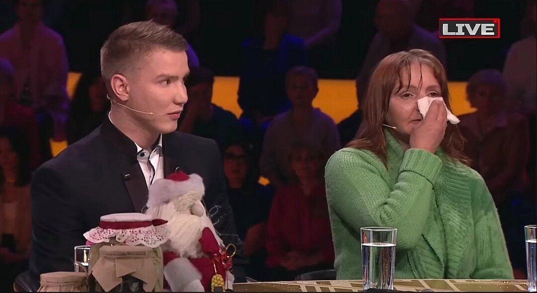 Смотрит удивленно и ошарашенно