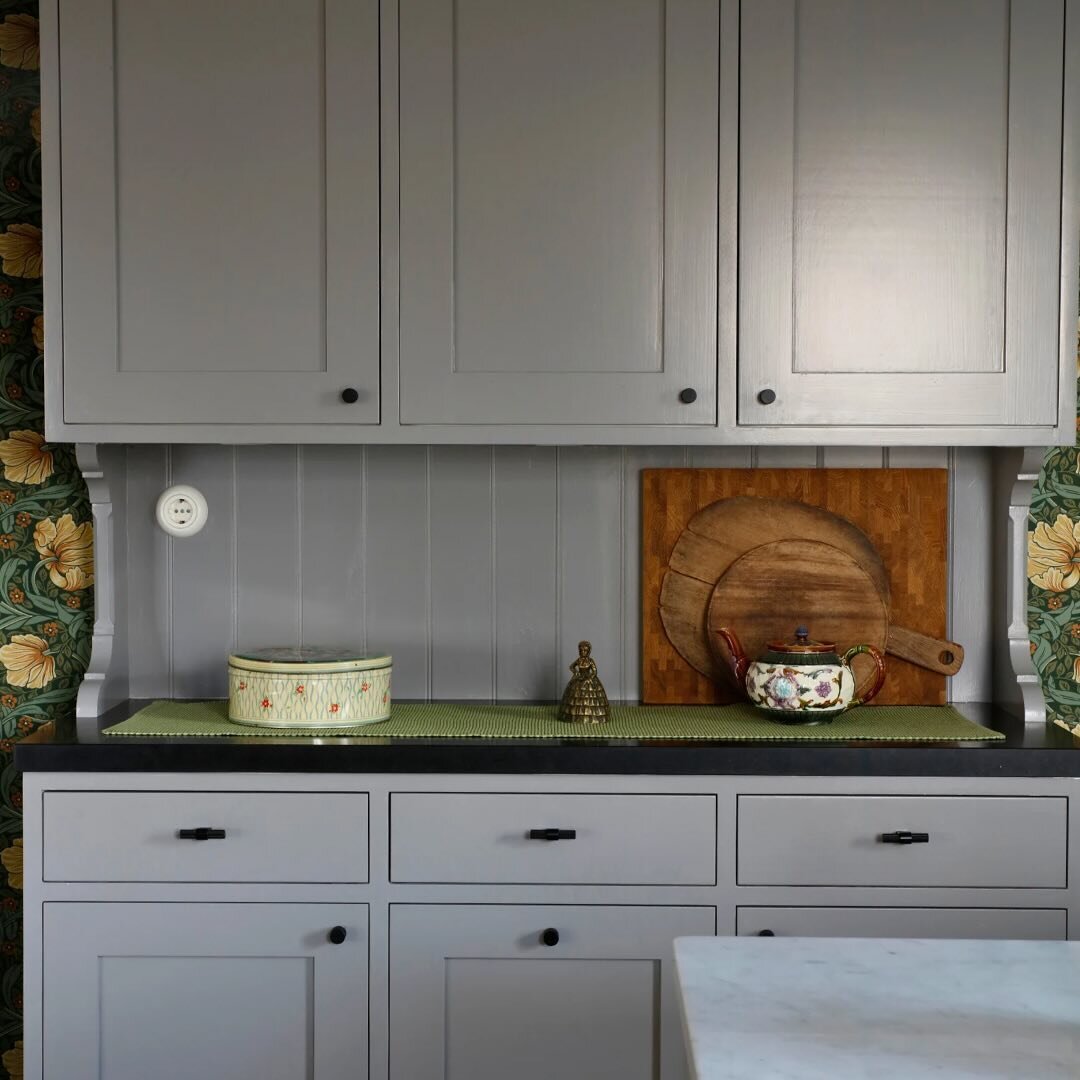 Нейтральный серый, немного цвета на стенах, открытые полки и уютный декор создали теплую и солнечную атмосферу этой винтажной кухни.-2