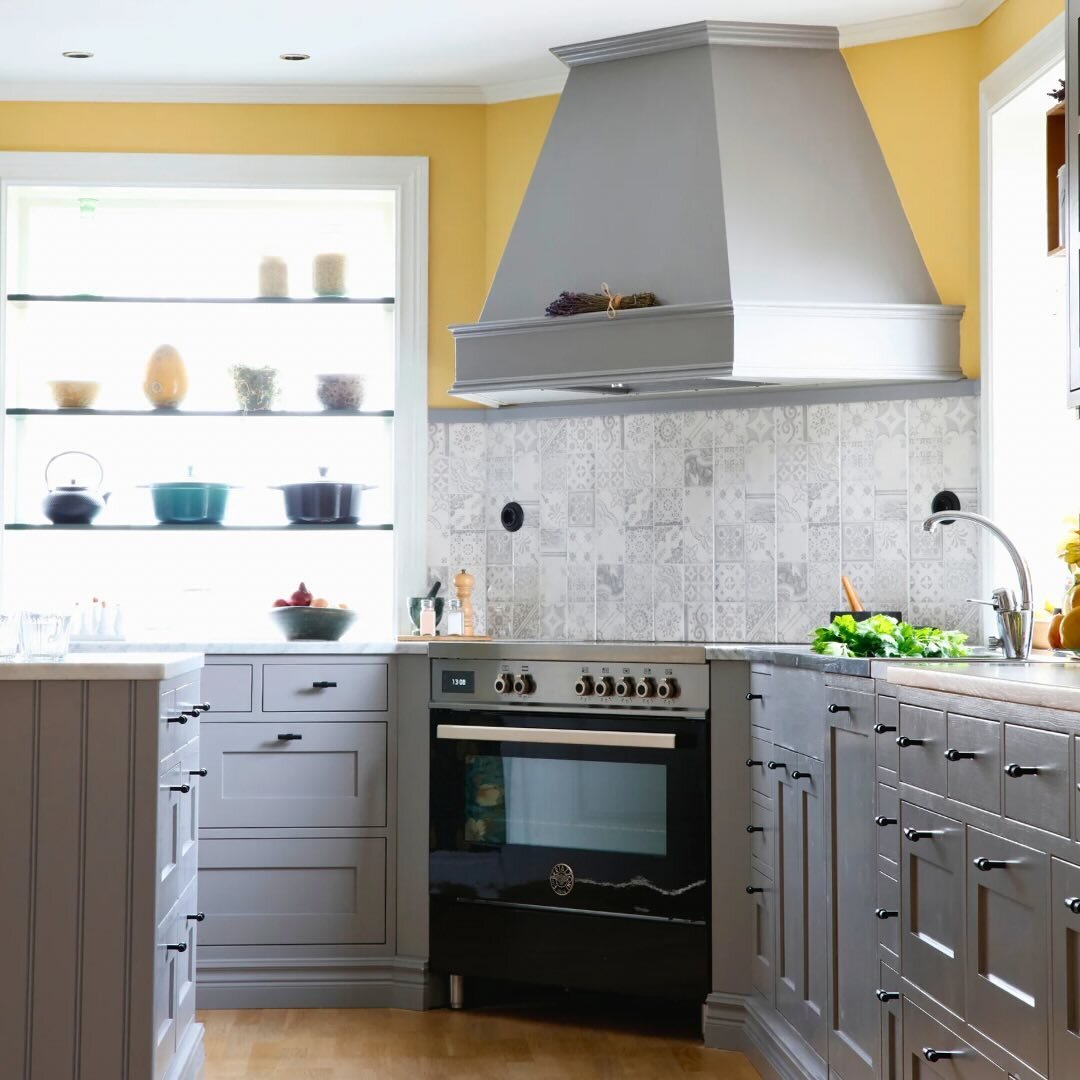 Нейтральный серый, немного цвета на стенах, открытые полки и уютный декор создали теплую и солнечную атмосферу этой винтажной кухни.