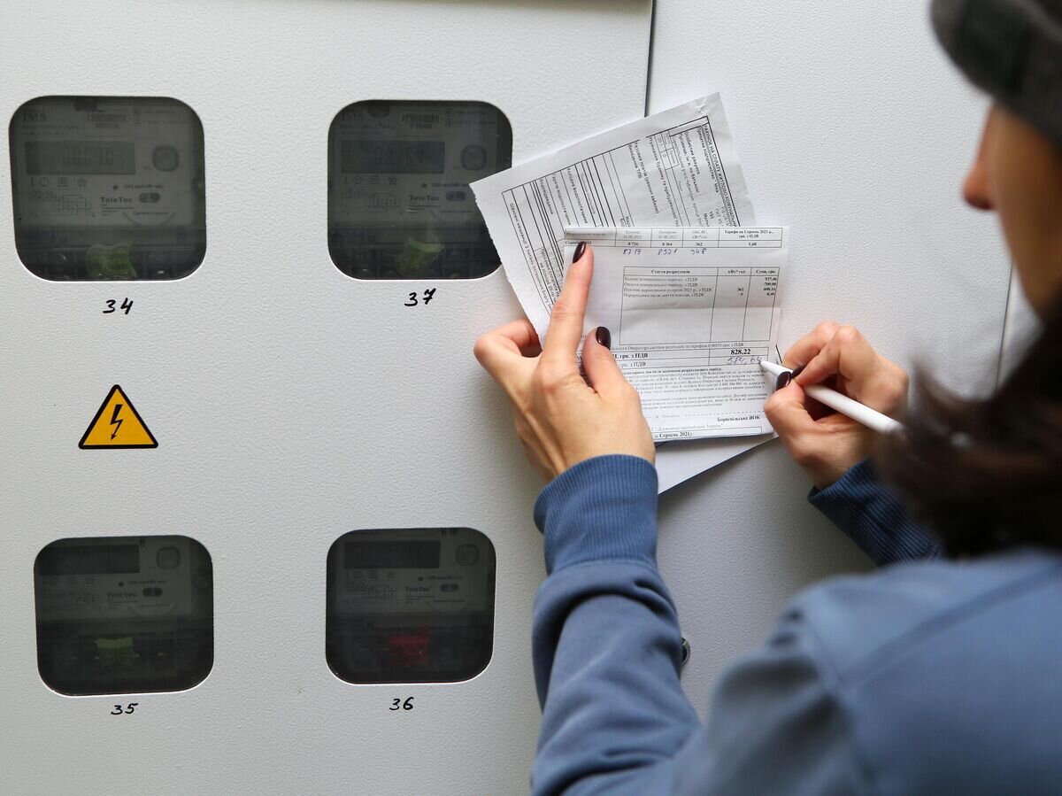    Девушка записывает показания счетчиков учета электроэнергии© РИА Новости / Стрингер
