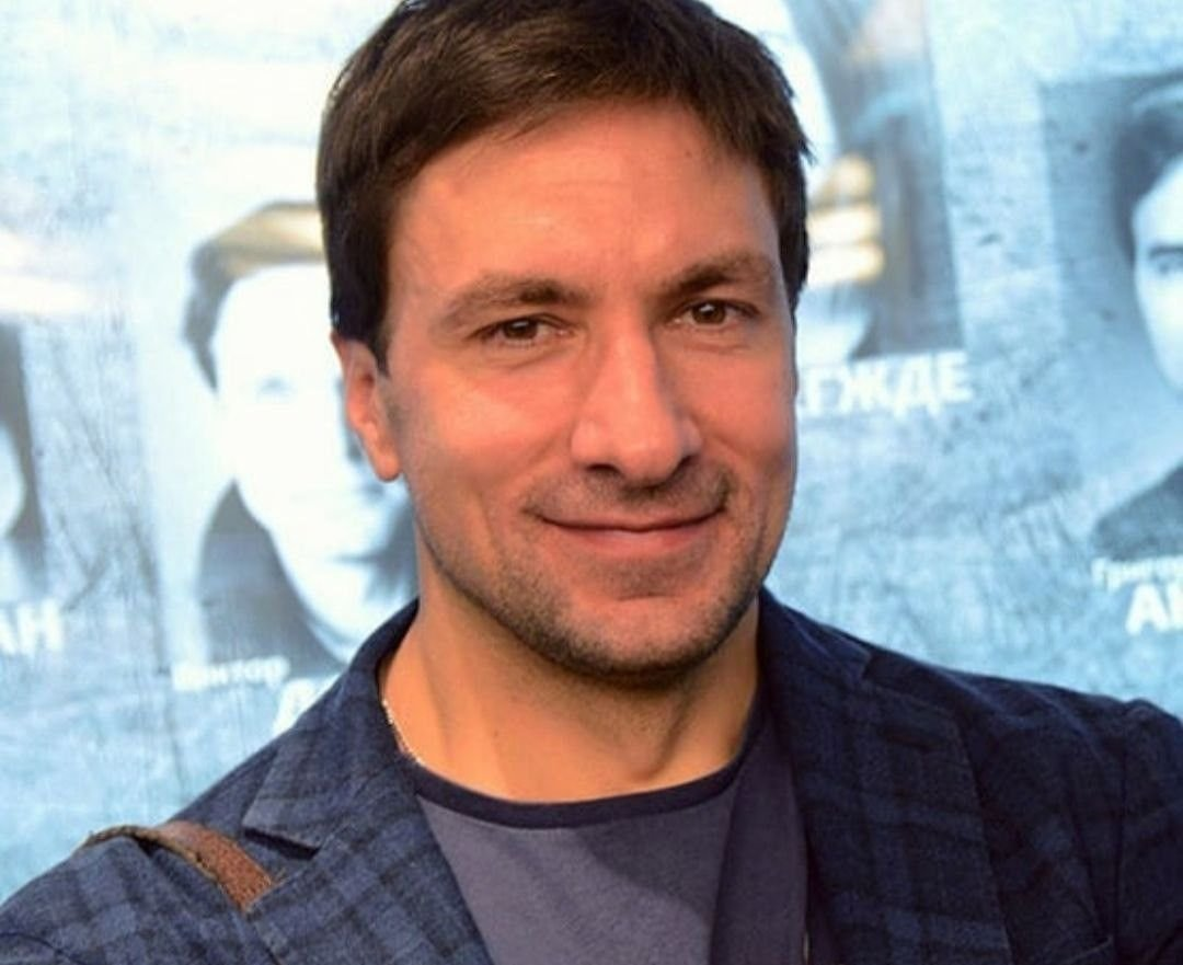 Артист григорий антипенко фото Почему популярный актер Григорий Антипенко, отец 4-х сыновей, до сих пор живет в