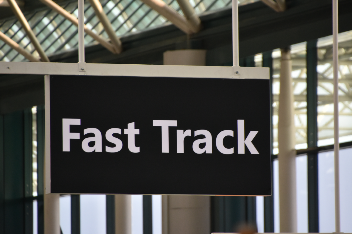 Что такое fast track. Fast track Airport.