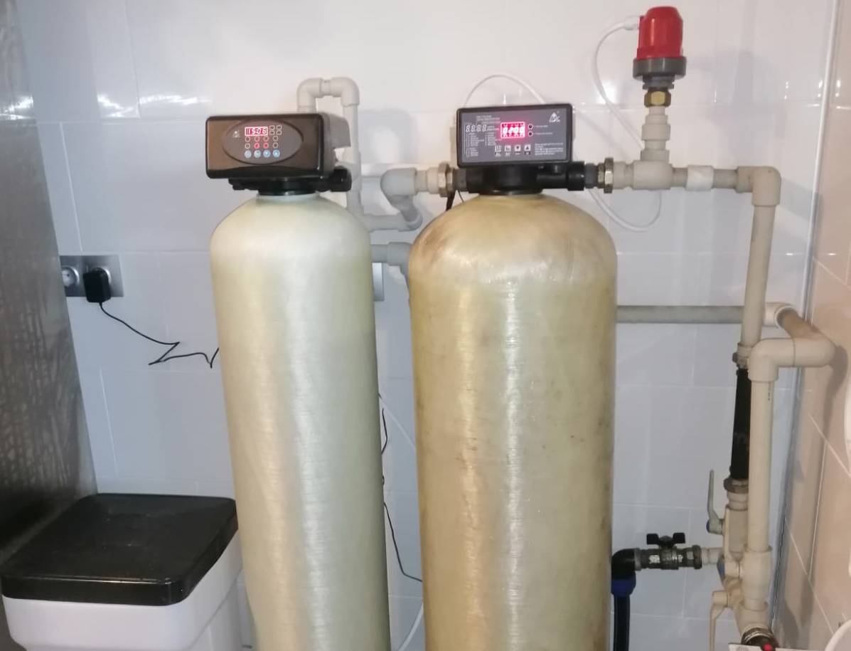 аэрационные колонны для обезжелезивания воды. фильтрующие колонны для очистки воды. колонна водоочистки. система обезжелезивания воды для скважины. фильтр обезжелезивания воды гейзер.