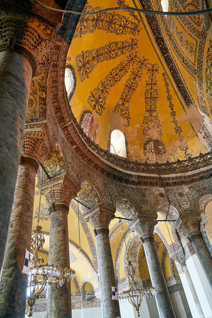 Фотография: freestockcenter ru.freepik.com/free-photo/boveda-of-a-cathedral_1013366.htm