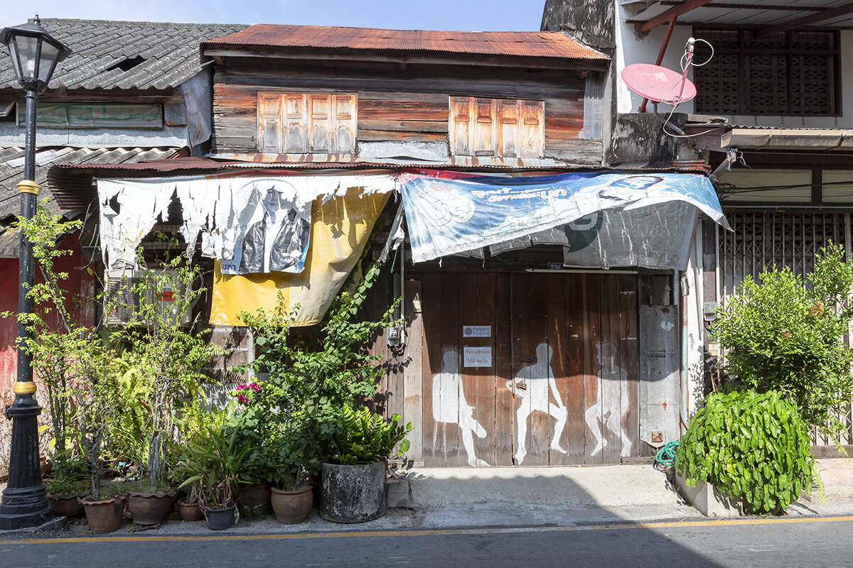 Use the street. Парень на улице. Use the street. Человек идет. Use the street.