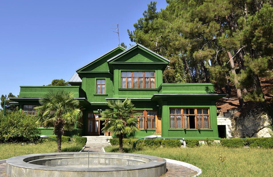 Это вид дачи с торца, здание имеет продолговатую форму, а также часть здания располагается ниже этого уровня.  