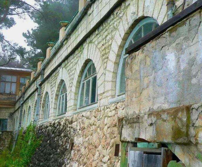 Нижняя часть здания, здесь располагался кинозал.