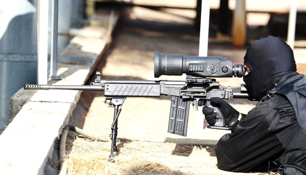 Снайпер с винтовкой Галатц на позиции.