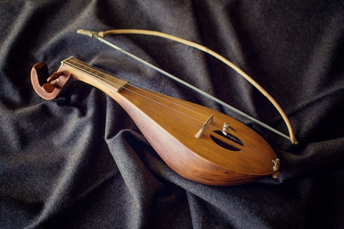 Восточная скрипка. Ребек струнный музыкальный инструмент. Ребек струнный смычковый инструмент.