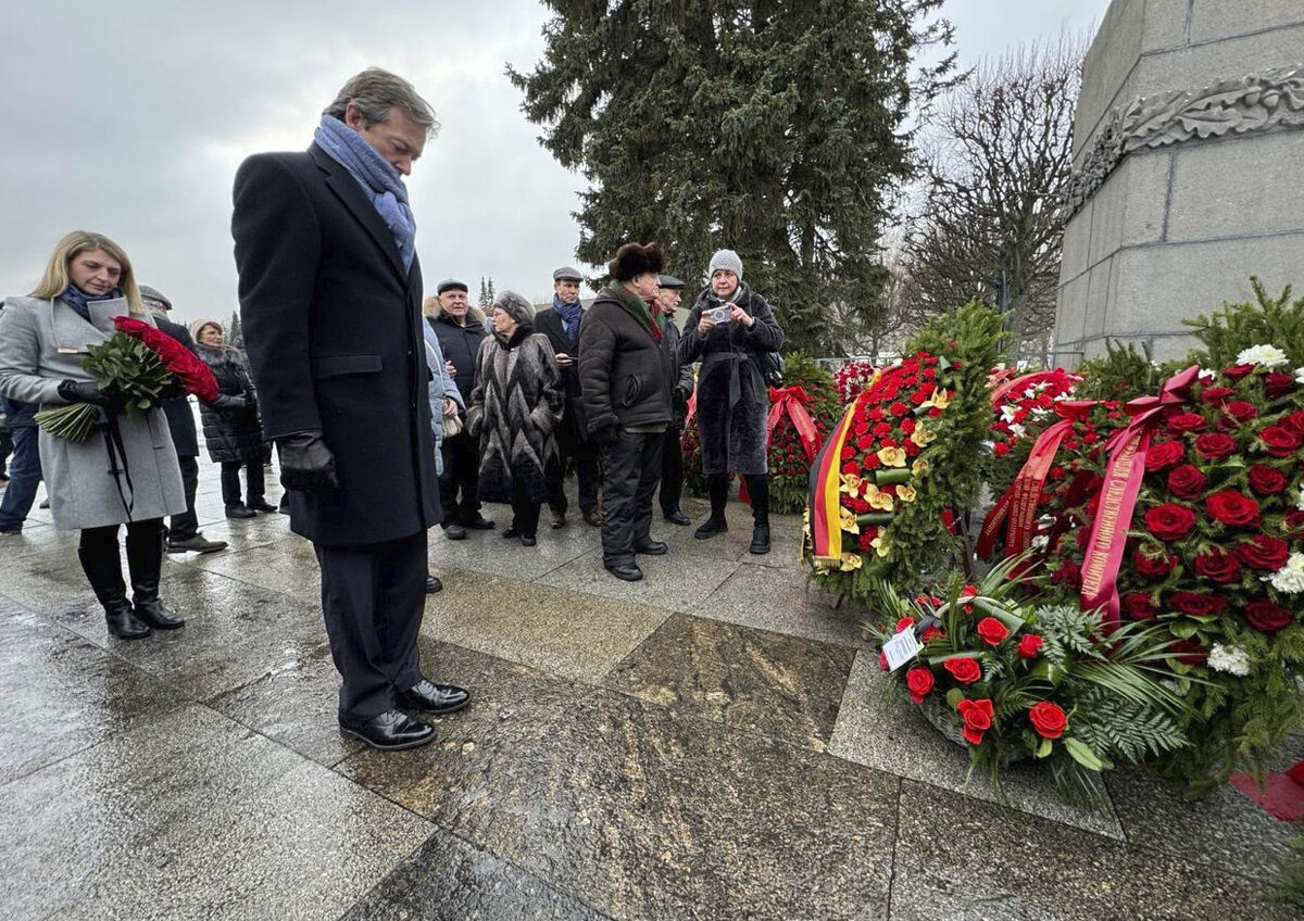    Политолог Шадров объяснил жест нового посла Великобритании в России
