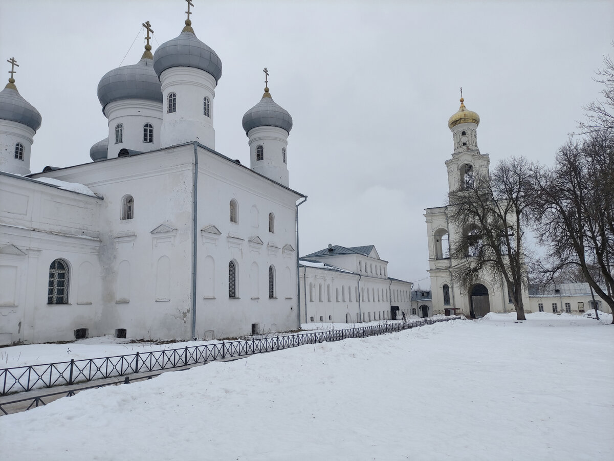 Свято-Юрьев монастырь в Великом Новгороде. Удивилась, что увидела здесь  много молодёжи | Путешествия: большие и маленькие | Дзен