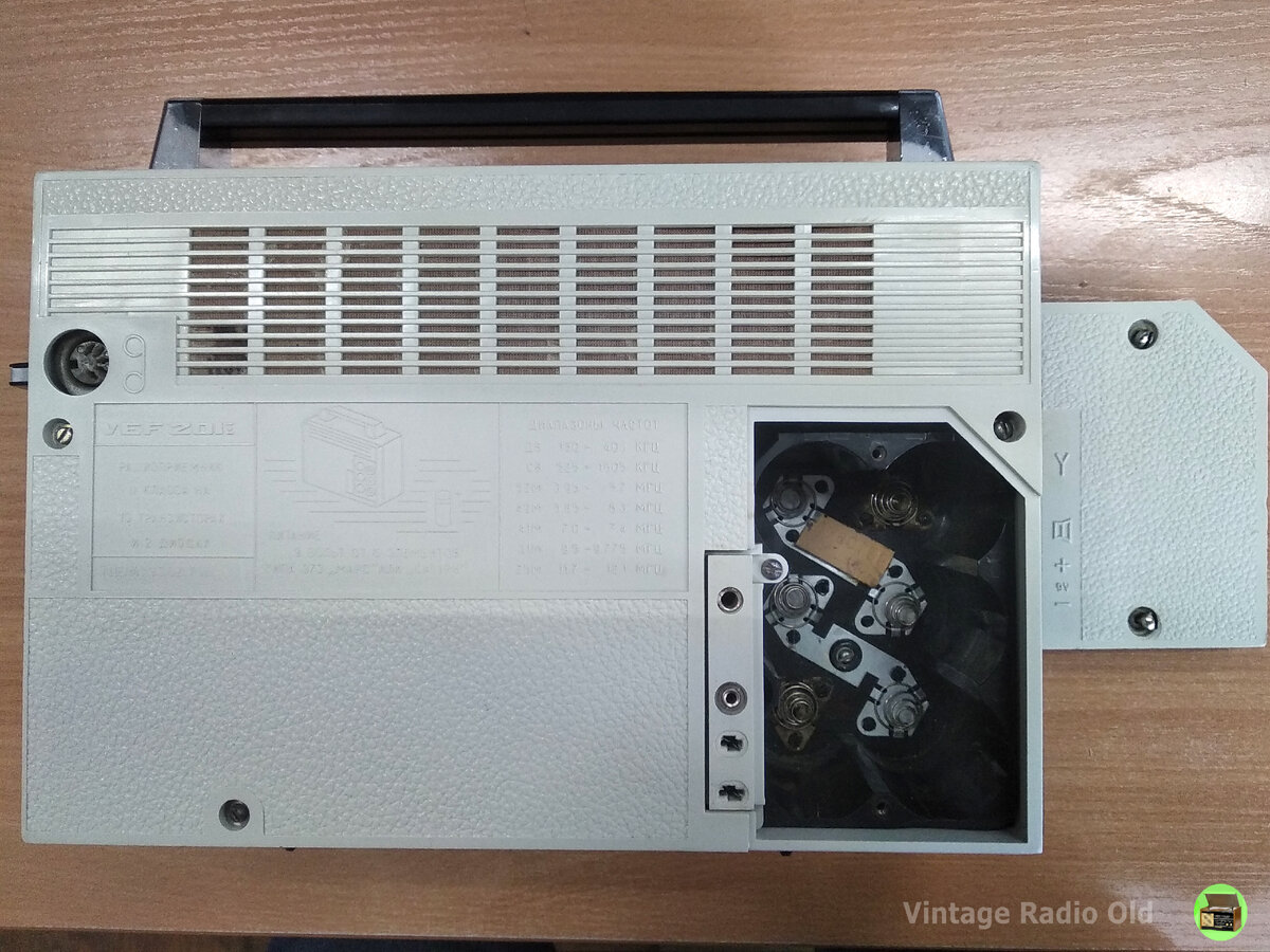 Снимаем крышку батарейного отсека приемника ВЭФ 201