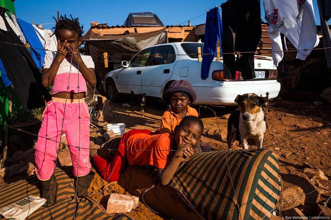 They lives in africa. Претория ЮАР трущобы. Богатая Африка. Бедный ЮАР. Настоящая жизнь в Африке.