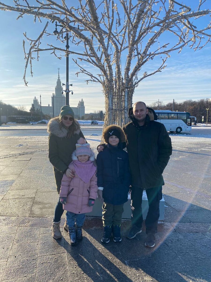 Песни про школу. Детская песня про детскую жизнь. Песенка про мишек детская текст. Песенки для детей. Картинки для вокального кружка для детей.