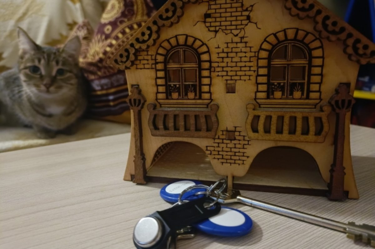    Строители уже успели украсить фасад здания.