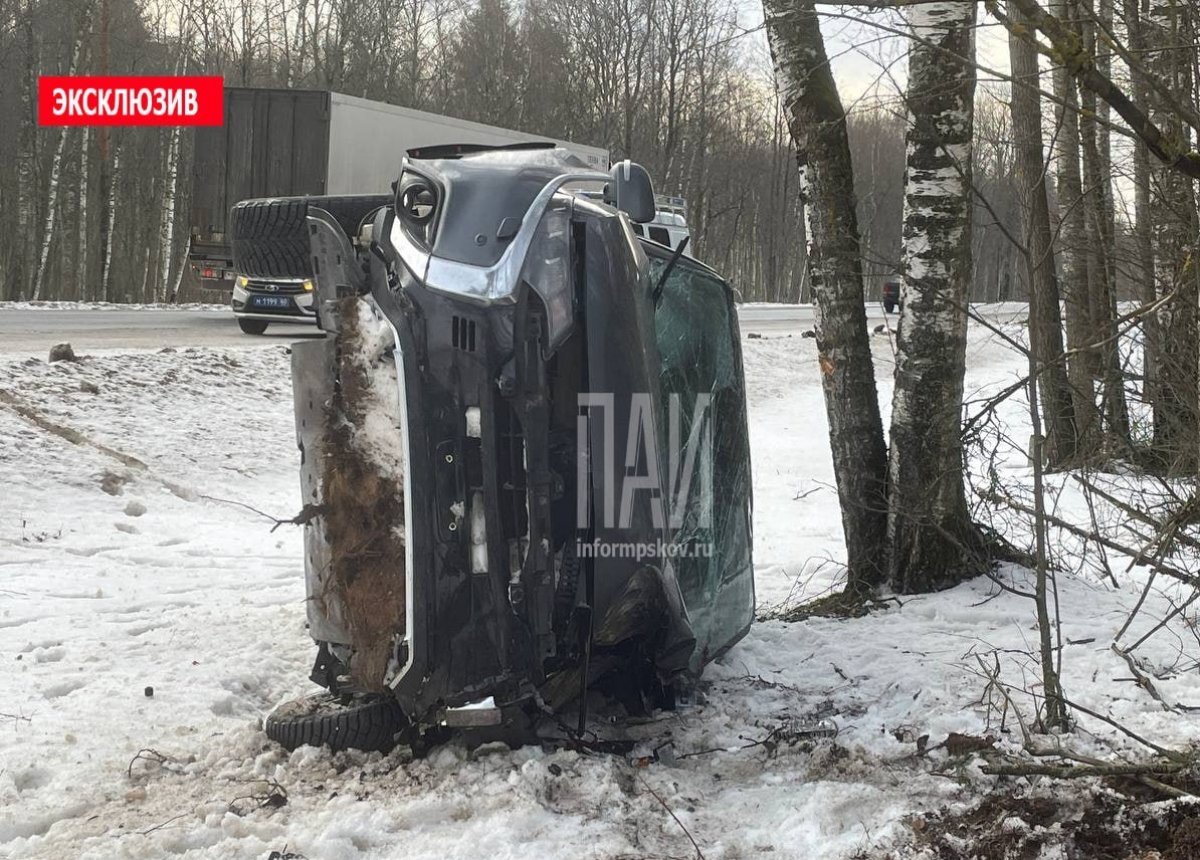    Автомобиль вылетел в кювет из-за трактора в Псковском районе