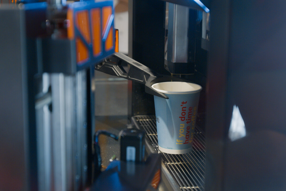 На 34% чашек кофе больше приготовили роботы столичной компании в 2023 году, чем в 2022.

Фото: Пресс-служба Департамента инвестиционной и промышленной политики города Москвы.