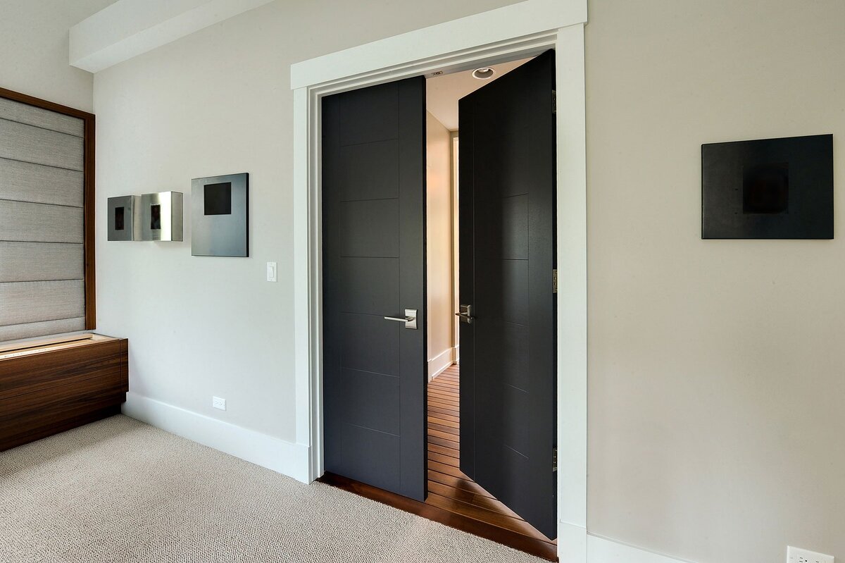 Дверь открывается внутрь квартиры. Двери в интерьере. Черные двери в интерьере. Двери в современном интерьере. Современные межкомнатные двери.