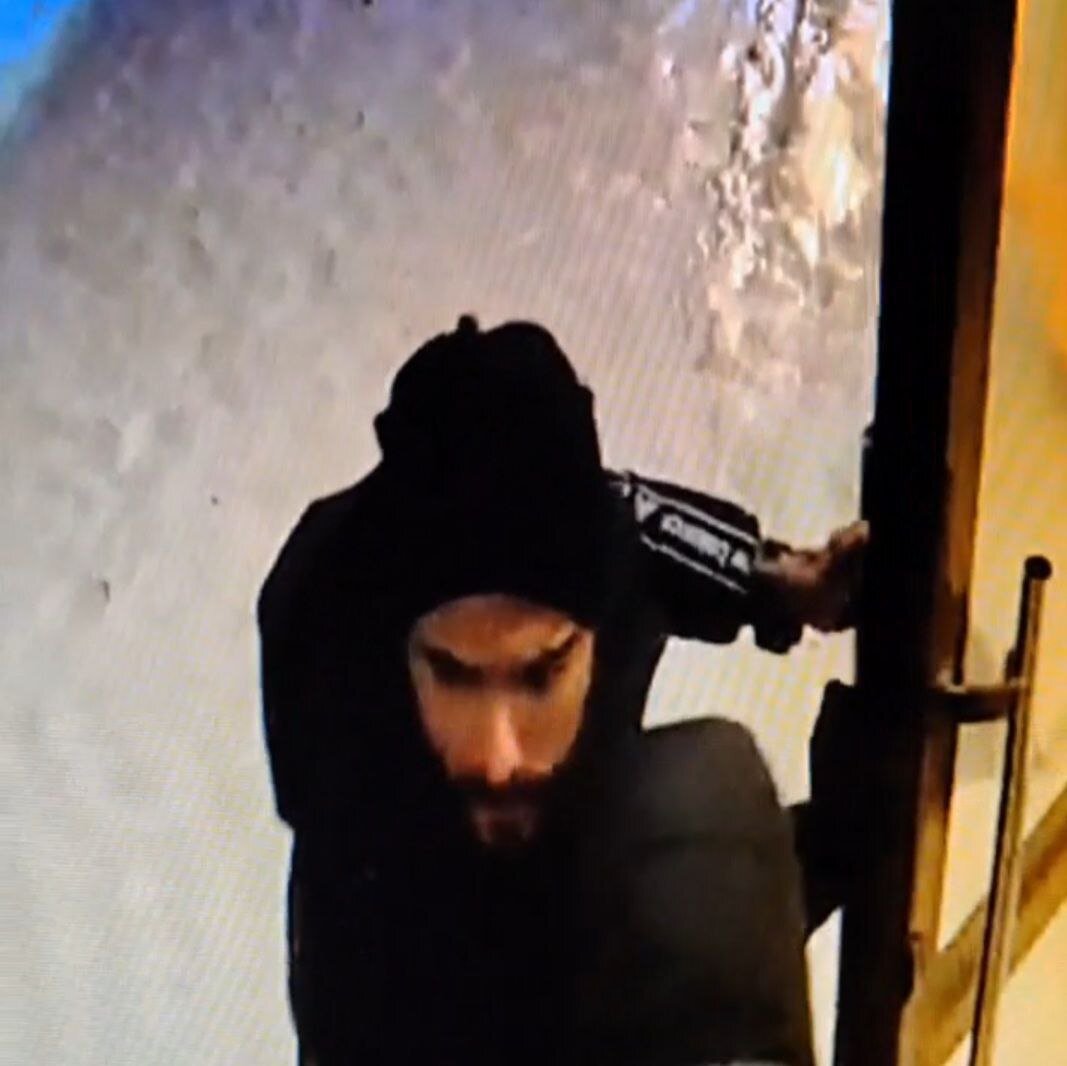 черные глаза. кровь из ушей в наушниках. музыка убитыми глазами. склеральные линзы зомби. музыка убитыми глазами.