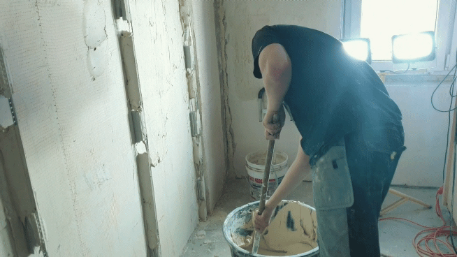 Для понимания толщины, тут около 7 см штукатурного слоя.