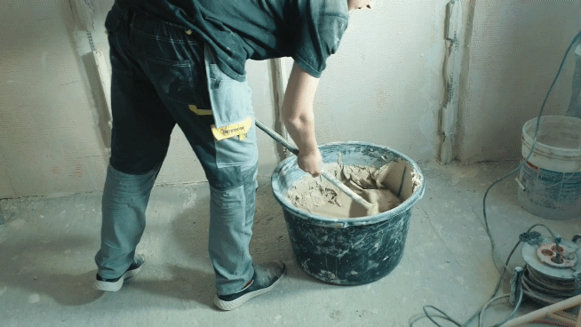 Обратите внимание на густоту замеса. Как тяжело, и какая вяскость. 