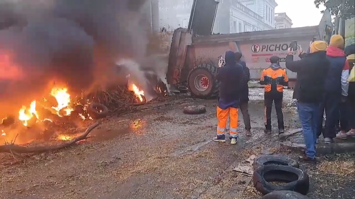 Облили навозом. Облили навозом. Протесты фермеров в германии. Французский фермер. Фермеры в нидерландах обрызгивают навозом.