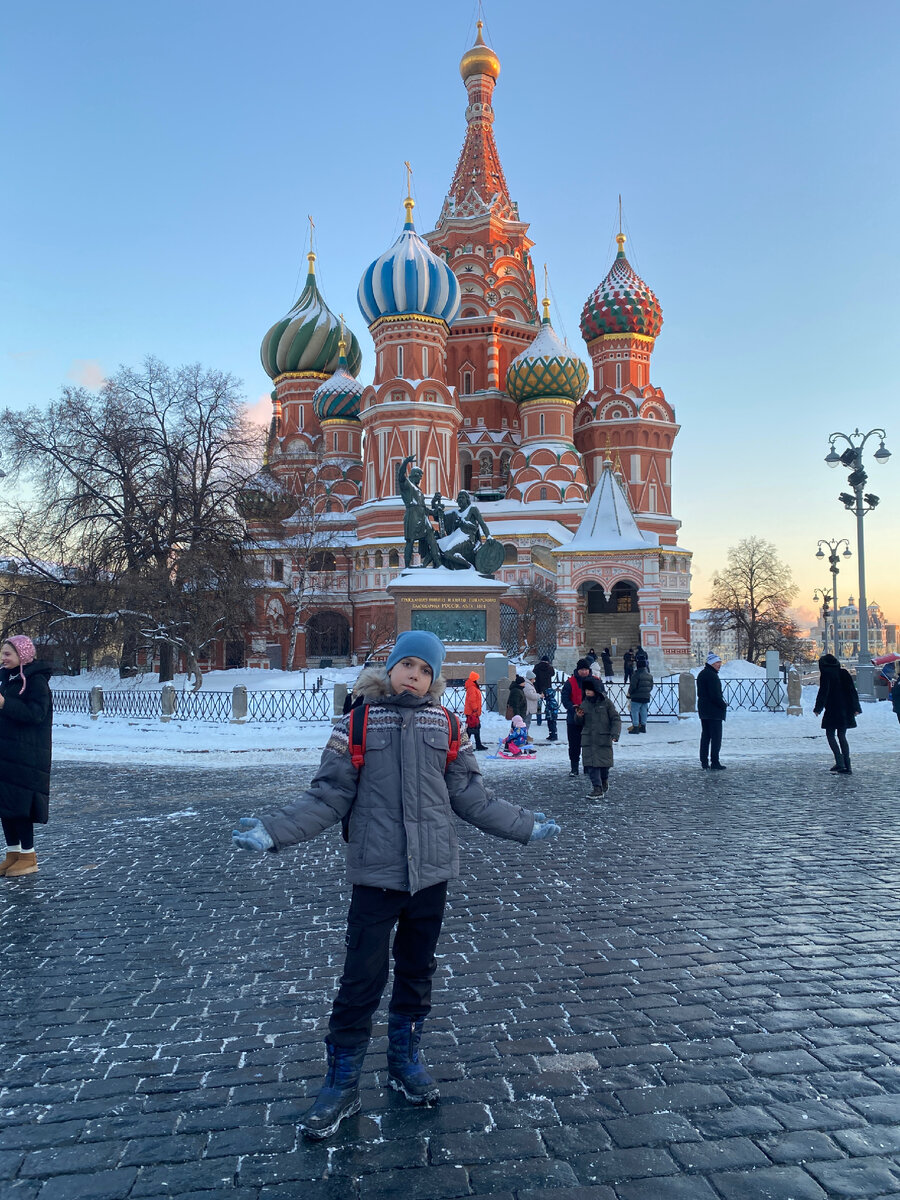  Московский Кремль, знаменитый своей историей и архитектурой, является домом для множества культурных и религиозных шедевров.