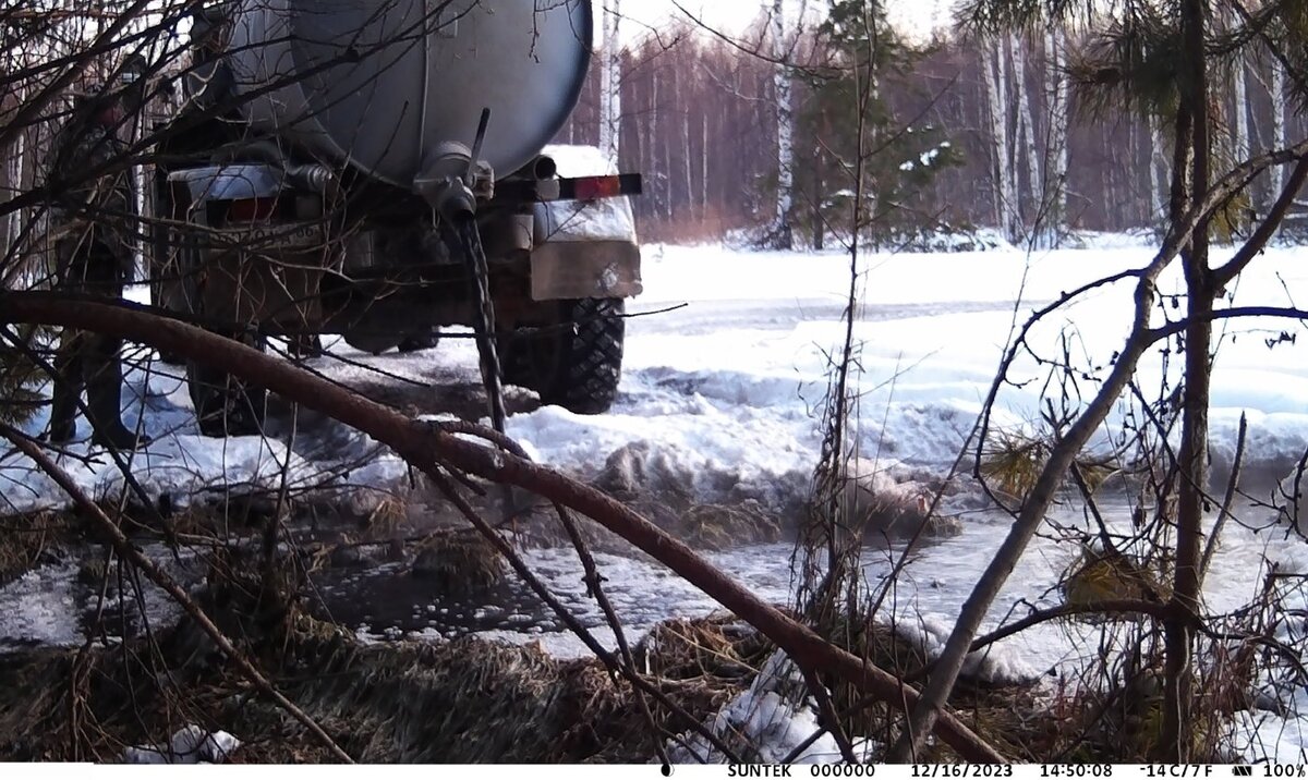    В Югре оштрафуют слившего жидкие отходы в лес водителя асс-машины