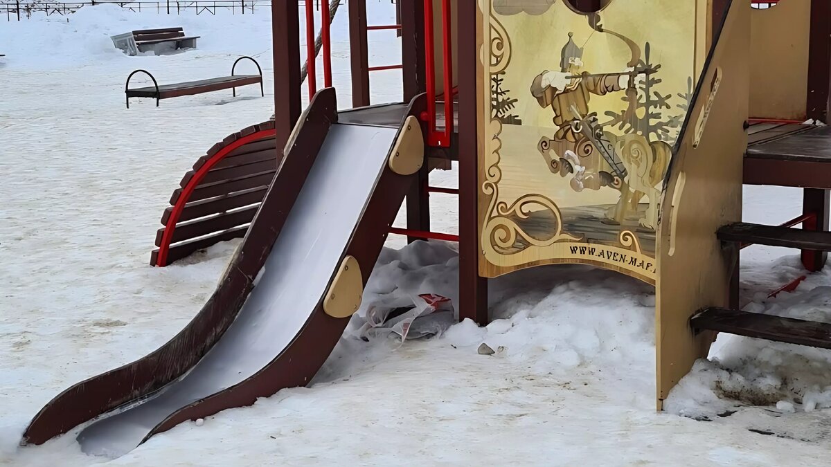     Горожанам подбросили очень неприятный сюрприз: фотографией находки поделились в местном паблике.