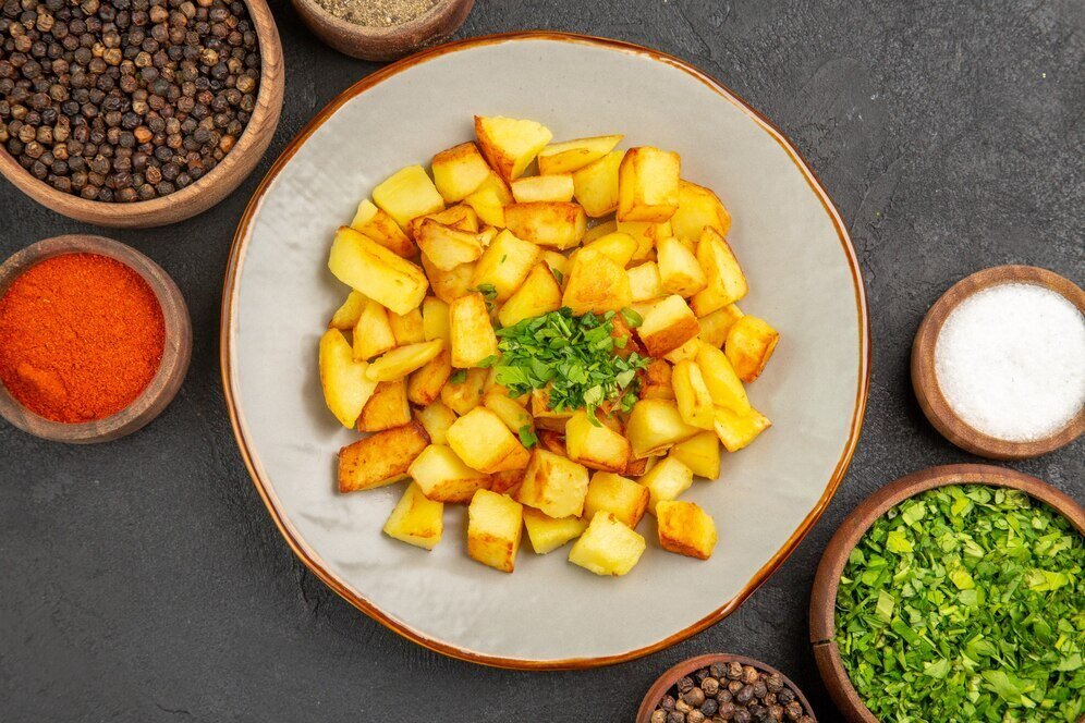 Картошку россияне любят и многие едят почти каждый день. Тем более что блюд из этого овоща полно: запеканка, драники, жареный, варёный или запечённый картофель.