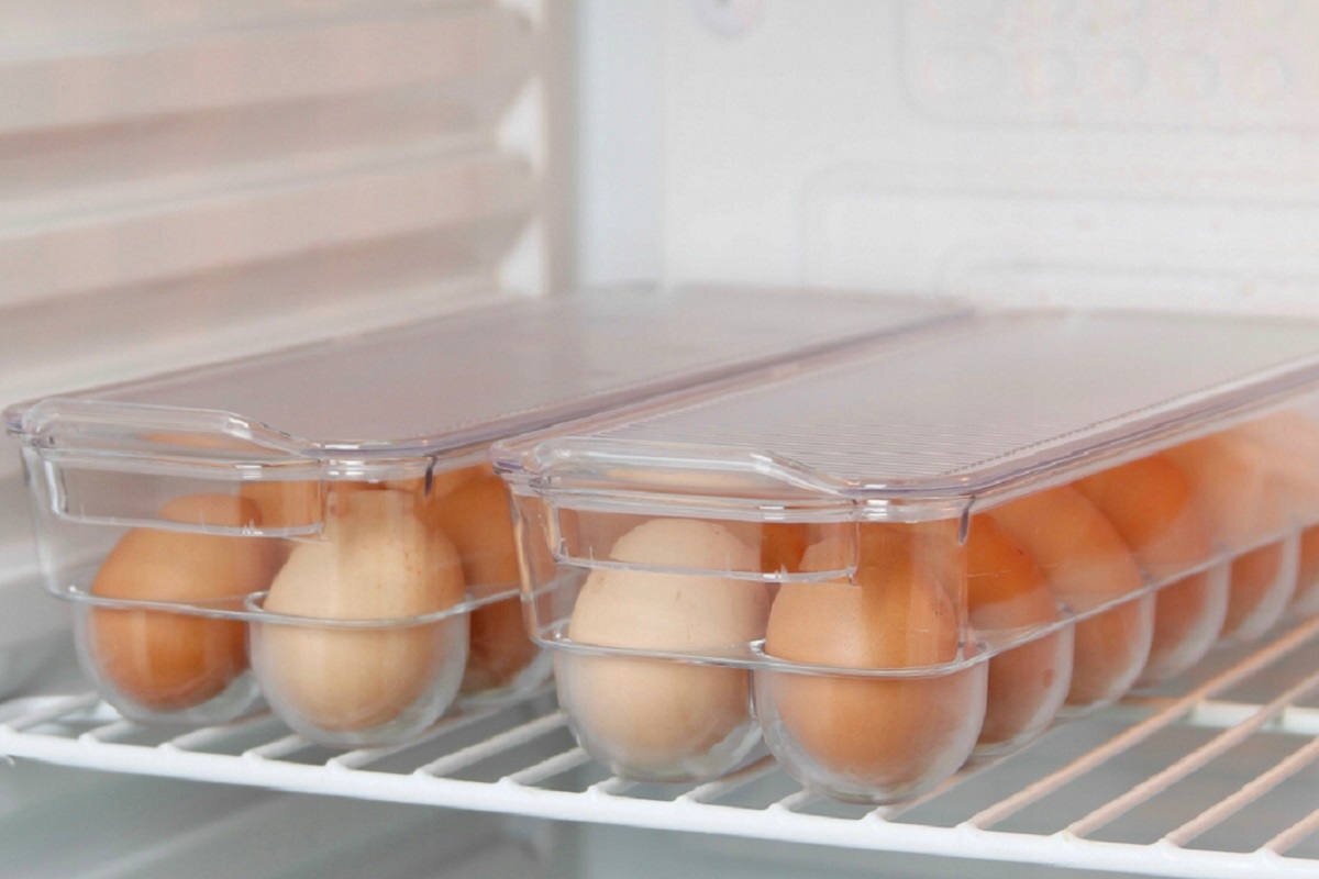 Сколько хранить домашнее яйцо. Хранение яиц в холодильнике. Яйца в холодильнике. Полочка в холодильник для хранения яиц. Контейнер для яиц в холодильник.
