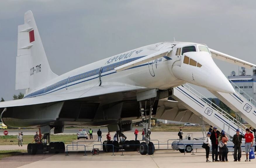 Ту-144 – советский сверхзвуковой пассажирский самолёт 1-го класса, разработанный КБ «Туполев» в 1960-х годах