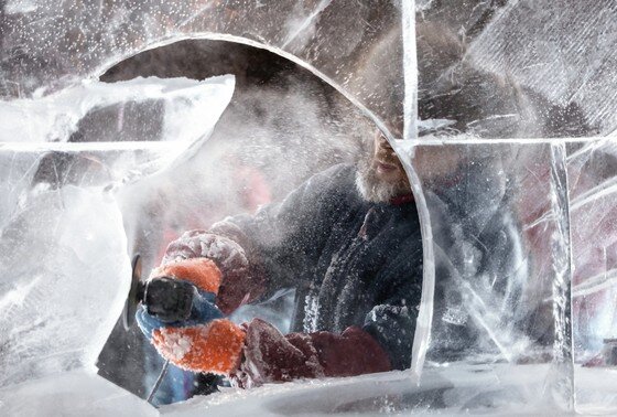    Участник шоу-конкурса «Бешеная пила» на центральной площади в городе Апатиты Мурманской области