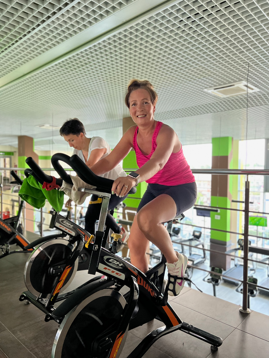 спортивные девушки в зале. спортзал. фитнес зал. тренажерный зал. со скольки можно ходить в фитнес клуб.