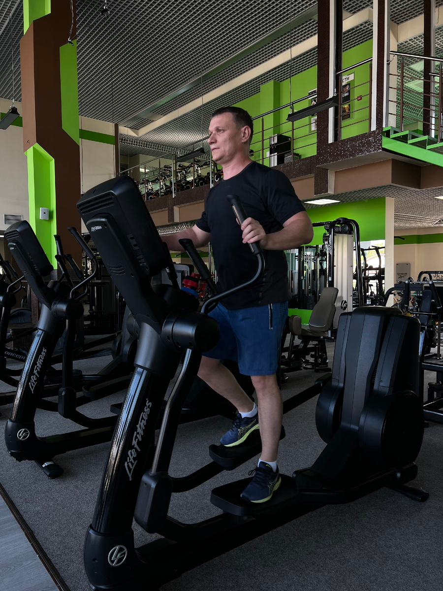 Ходьба в спортзале. Тренировка с тренером в спортзале. Ходить в спортзал. Девушка в спортзале. Спортзал.