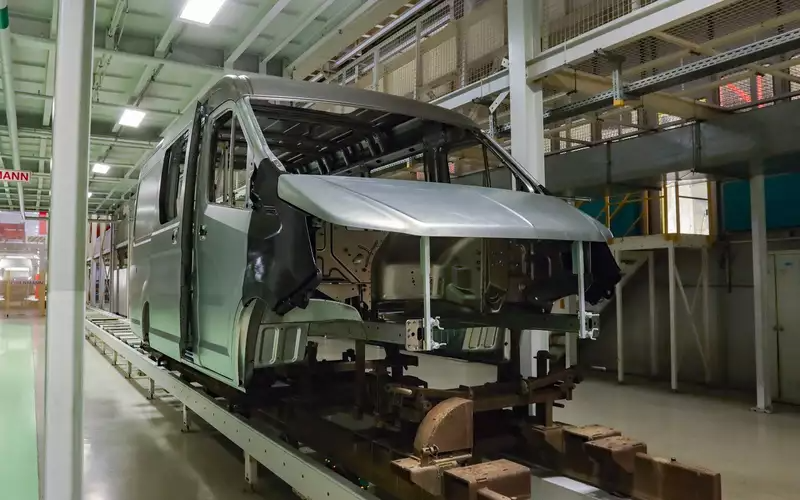 Передние крылья «ГАЗели Некст» из пластика. Потому они остаются черными.