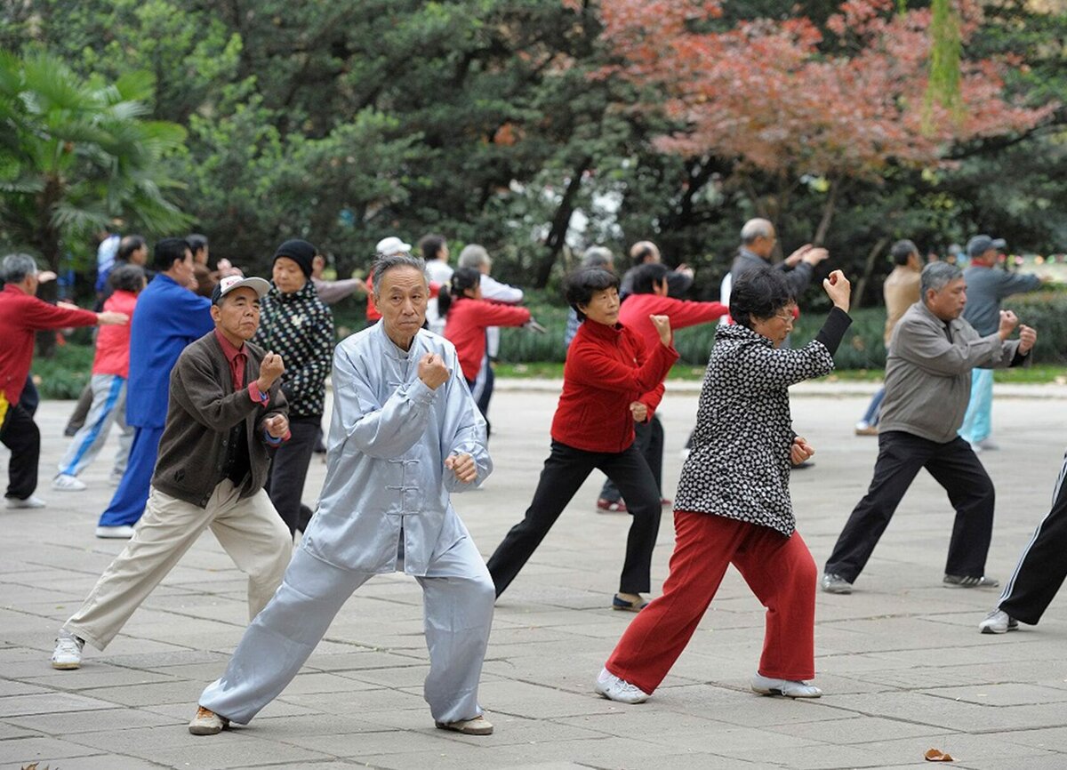 Чем занимаются китайцы. Китайская гимнастика tai chi. Гимнастика Тай Цзи цюань. Тай чи Багуа. Китайская зарядка цигун.