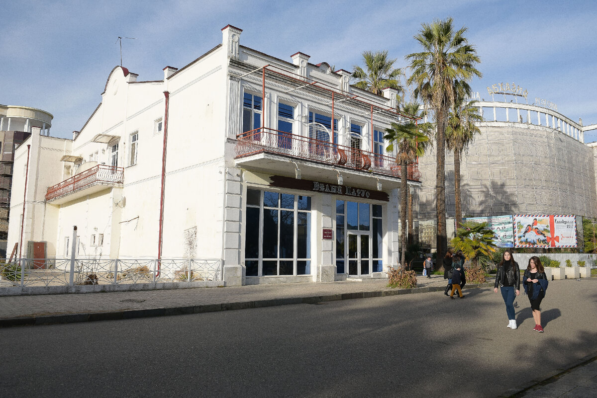 Здание бывшего ресторана "Белый парус" в Сухуме. Sputnik, Томас Тхайцук