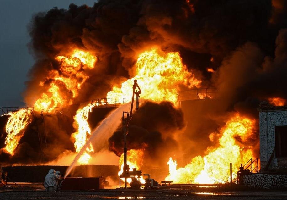 пожар в ангарске на нефтеперерабатывающем заводе. подрыв завода. ачинский нпз авария. взрыв нпз ухта. ачинский нпз пожар.