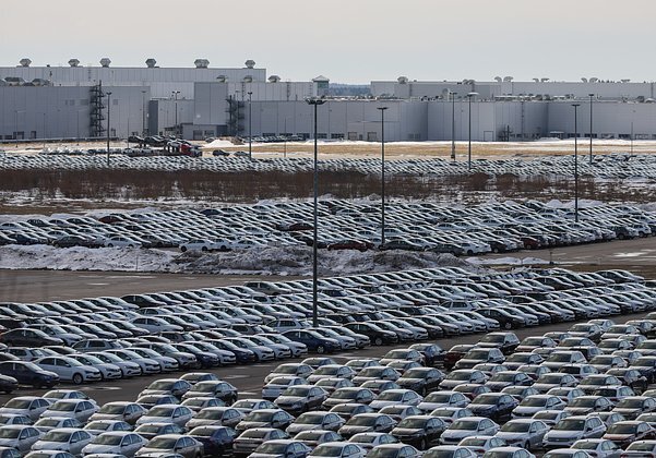    Новые автомобили около завода в Калужской области, март 2022 года. Фото: Evgenia Novozhenina / Reuters