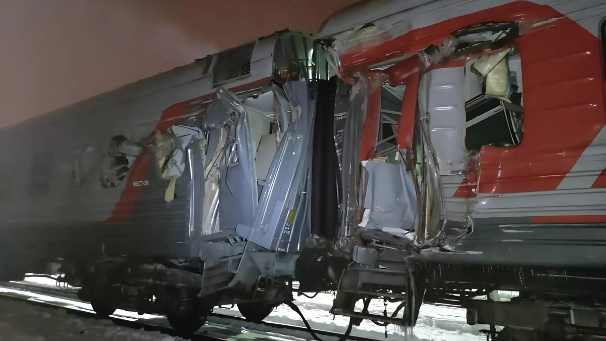     Автокран «КамАЗ» и поезд Нижневартовск–Волгоград столкнулись в ХМАО-Югре, сообщает Свердловская железная дорога. Чудом в аварии никто не пострадал.