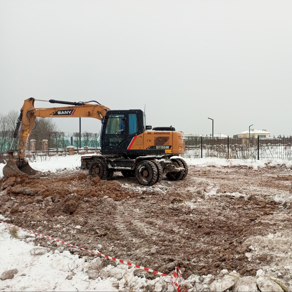 Разработка котлована и забивка свай под фундамет