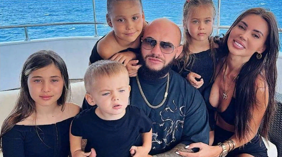 мы маленькие дети хотим потусоваться. песню взорвем было год назад. иван рей информация. ульяна васькович 14+ поцелуй. песня давай взорвем.