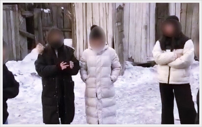 Юную девочку толпой. Юную девочку толпой. Ванесса хадженс отвязные каникулы. Несколько девушек. Несколько красивых девушек.