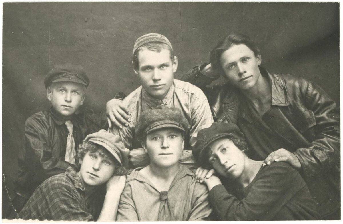 Фотокопия черно-белая. Туркин Василий Степанович среди комсомольских активистов с. Семеновского Владимирского уезда. Во втором ряду в центре – Туркин Василий. Из собрания ГВСМЗ