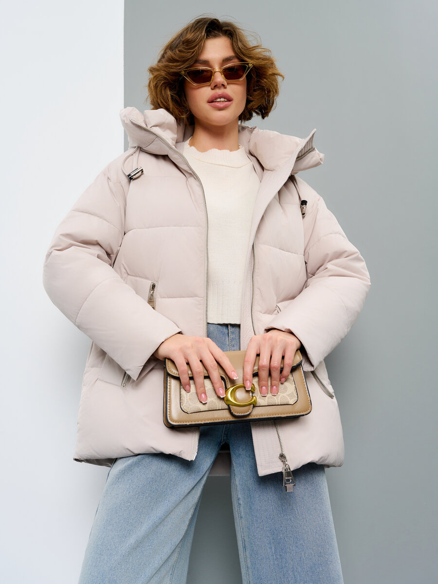 Одежда для перелета на самолете. Модная и стильная одежда путешествия. Верхняя одежда в самолет зимой. Удобная одежда в самолет. Образ для перелета.