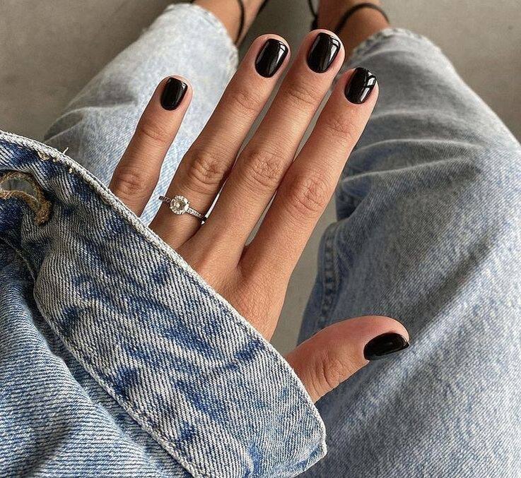 Сон ногти девушке. Девушка с маникюром. Маникюр для клуба. Сон ногти девушке. Дизайн ногтей девушка под зонтом.