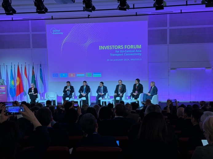 Сегодня в Брюсселе открылся Форум инвесторов Global Gateway по транспортной взаимосвязанности ЕС-Центральная Азия, в котором приняли участие правительства, финансовые институты, бизнес и гражданское общество из Европы, Центральной Азии и других стран. Инвестиции направят на развитие Транскаспийского транспортного коридора, чтобы грузы по нему могли проходить в течение 15 дней.