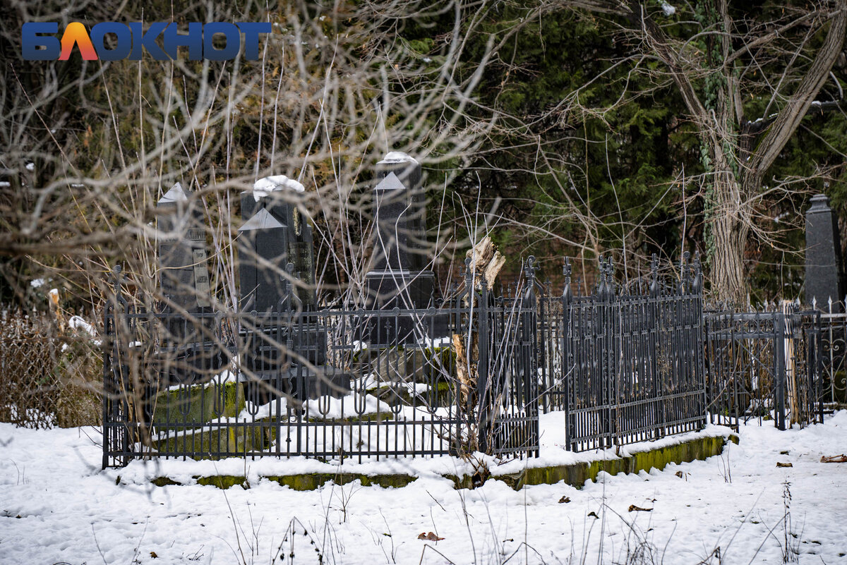 страшный замок. мрачный особняк. особняк с привидениями (2003). домик возле кладбища мистика. страшный особняк.